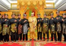 Tiba di Batam, Airlangga Hartarto Disambut Silat dan Pemasangan Tanjak serta Tepuk Tawar Melayu Airlangga Hartarto Disambut Silat dan Pemasangan Tanjak serta Tepuk