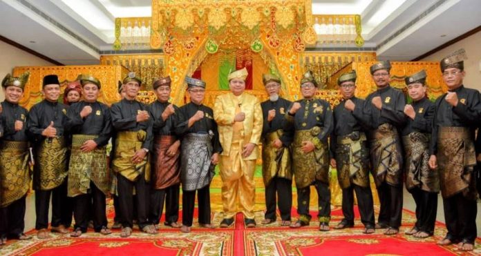 Airlangga Hartarto Disambut Silat dan Pemasangan Tanjak serta Tepuk Airlangga Hartarto Disambut Silat dan Pemasangan Tanjak serta Tepuk