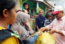 Tinjau Lokasi Banjir dan Tanah Longsor, Bupati Karimun Salurkan Bantuan Warga Terdampak Bupati Karimun Aunur Rafiq