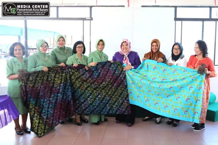 Marlin Apresiasi Kepedulian Persit Terhadap Pengembangan Batik Batam
