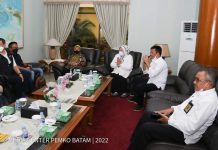 Tiba di Batam, Mensos Tri Rismaharini Disambut Walikota Batam dan Wagub Kepri Mensos Tri Rismaharini Disambut Walikota Batam dan Wagub Kepri