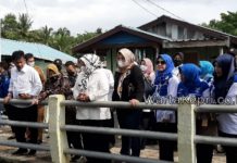 Mensos Tri Rismaharini Kunjungi Komunitas Adat Terpencil di Batam Menteri risma