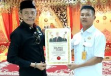 Anggota DPRD Batam Tan A Tie Terima Piagam Penghargaan dari Persatuan Muafakat Malaysia Tan A Tie Terima Piagam Penghargaan dari Persatuan Muafakat Malaysia