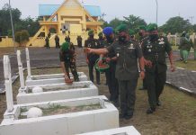 Dibawah Rintik Hujan, Dandim 0318/Natuna Lakukan Ziarah Kubur Dalam Rangka HUT Kodam 1/BB Dandim 0318/Natuna Letkol Inf Hasbul