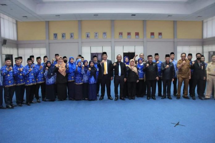Bupati Bintan dan Kepala Sekolah Bupati Bintan dan Kepala Sekolah