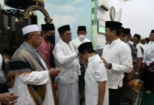 Gubernur Ansar Jadi Khatib Salat Idul Adha di Masjid Jami’Baiturrahim Tarempa