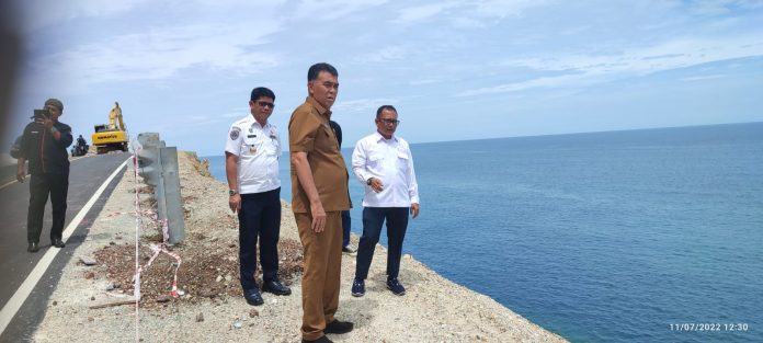 Bupati Natuna, Wan Siswandi didampingi Kadishub Natuna, Alazi tinjau bahu jalan Lingkar Sekunyam desa Teluk Depeh