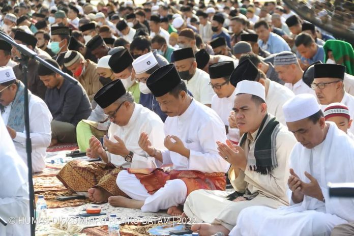 Wali Kota Batam, Muhammad Rudi melaksanakan salat Idul adha 1443 H di Dataran Engku Putri. Rudi hadir bersama Ketua TP-PKK Kota Batam, Marlin Agustina Rudi yang