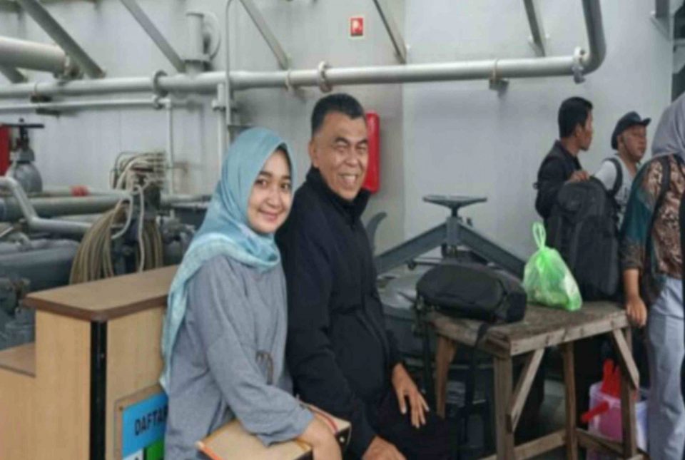 Bupati Natuna Wan Siswandi bersama istri menikmati perjalanan menuju ke Anambas