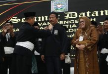 Dipasangkan Baju Silat, Rudi Jadi Warga Kehormatan PSHT Batam Dipasangkan Baju Silat, Rudi Jadi Warga Kehormatan PSHT Batam