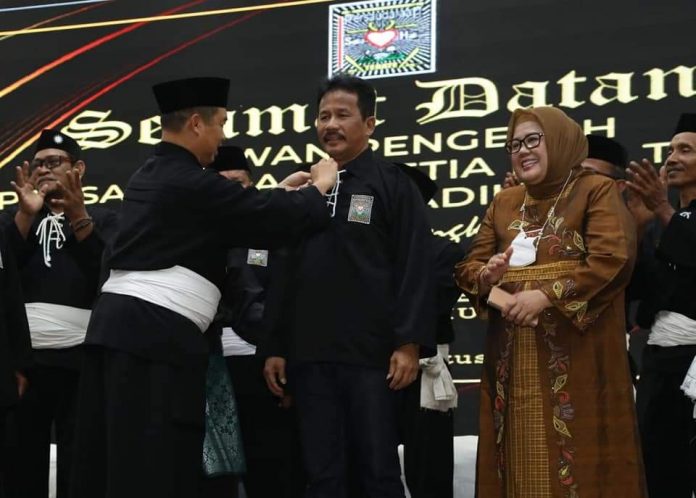 Dipasangkan Baju Silat, Rudi Jadi Warga Kehormatan PSHT Batam