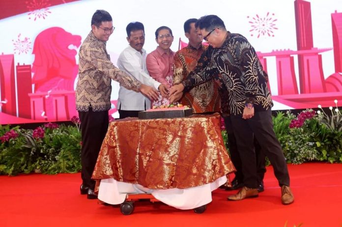 Foto Rudi dan Ansar Satu Panggung Pada Momen Happy Birthday Singapore di Batam