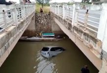 Hilang Kendali, Taufiq Terjun Bebas ke Laut Warga bersama nelayan mengevakuasi kendaraan roda empat dengan nomor polisi BP 1668 KC