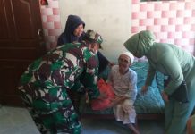 Satgas TMMD Salurkan Bantuan Paket Sembako, Agus: Wujud Kepedulian Dansatgas TMMD ke114, Letkol Inf Agus Rediyanto memberikan bantuan berupa paket sembako kepada masyarakat Desa Pari