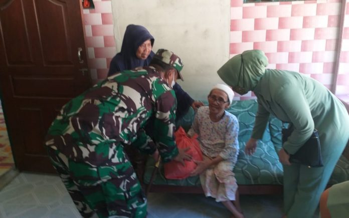 Dansatgas TMMD ke114, Letkol Inf Agus Rediyanto memberikan bantuan berupa paket sembako kepada masyarakat Desa Pari