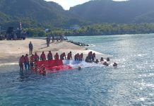 Pangkalan TNI Angkatan Laut Ranai menggelar upacara pengibaran bendera merah putih di bawah laut Lanal Ranai menggelar upacara bendera merah putih di selat lampa perairan Laut Natuna Utara