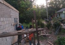 Dansatgas TMMD Letkol Inf Agus Rediyanto Tinjau Renovasi Rumah Tidak Layak Huni