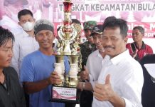 Semarak HUT Kemerdekaan di Kecamatan Bulang, Rudi Serahkan Piala ke Pemenang Lomba Semarak HUT Kemerdekaan di Kecamatan Bulang, Rudi Serahkan Piala ke Pemenang Lomba