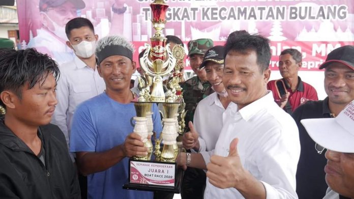 Semarak HUT Kemerdekaan di Kecamatan Bulang, Rudi Serahkan Piala ke Pemenang Lomba