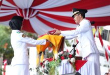 Siswi SMAN 3 Batam, Pembawa Bendera di Upacara Penurunan Bendera HUT ke-77 RI Siswi SMAN 3 Batam, Pembawa Bendera di Upacara Penurunan Bendera HUT ke-77 RI