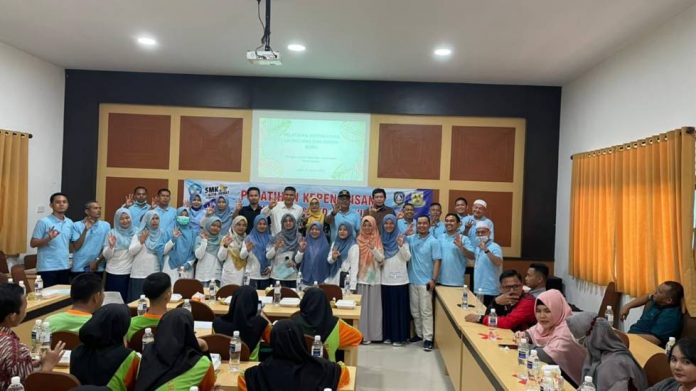 Tim Literasi SMKN 3 Batam menerbitkan buku puisi dan pantun hasil karya gabungan 27 guru