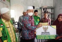 Bupati Pasbar Bersama Baznas Serahkan Bantuan Bedah Rumah Korban Banjir Bupati Pasbar Hamsuardi Bersama Baznas