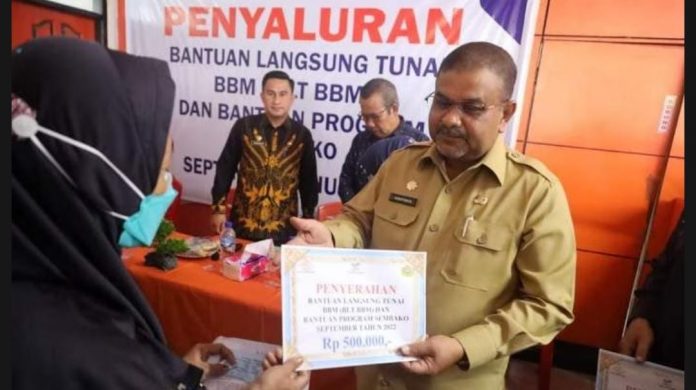 Bupati Karimun Aunur Rafiq menyalurkan bantuan BLT BBM