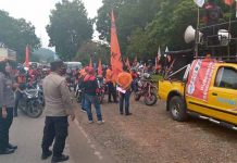 Kapolsek Sungai Beduk Pimpin Pengamanan Unjuk Rasa Kenaikan BBM di Halte Panbil Mall