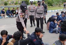 Polisi Kawal Unjuk Rasa Mahasiswa di Bintan Dengan Humanis