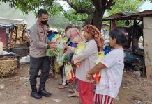 Dampak Kenaikan BBM, Kapolsek Sekupang Salurkan Bantuan Sembako ke Pekerja Arang Bukit Dangas