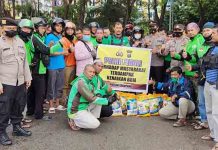 Nilai Dari Rasa Kebersamaan, Polsek Sekupang Inisiasi Beri Bantuan ke Pengendara Ojek Online Polsek Sekupang beri Bantuan ke Ojol