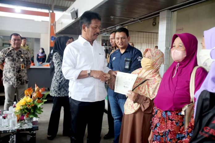 Salurkan BLT BBM dan Sembako di Batam