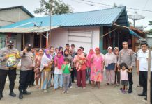Aksi Terpuji Kapolsek Sekupang ke Warga Tiban Kampung yang Terdampak Banjir