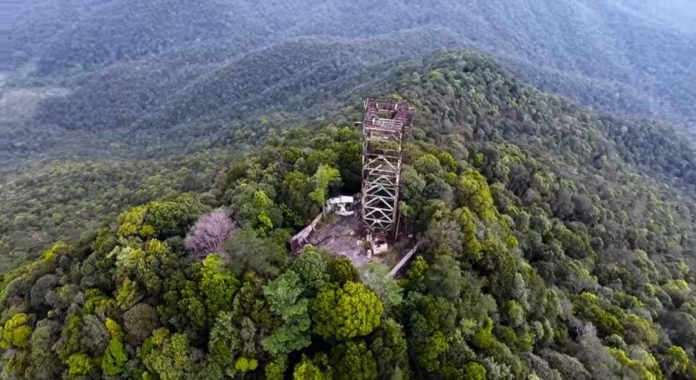 Salah satu menara tower di puncak Gunung Jantan, Tanjungbalai Karimun Salah satu menara tower di puncak Gunung Jantan, Tanjungbalai Karimun