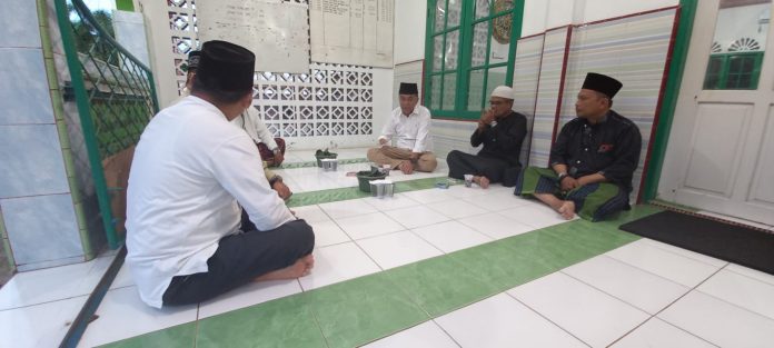 Bupati Natuna Wan Siswandi bersama jamaah Masjid At-Taqwa