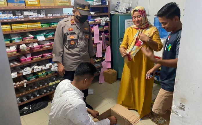 Jajaran Polsek Palmatak Turun Cek Obat Sirup Dilarang ke Apotik dan Warung