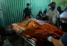 Jasad Pria Ditemukan Membusuk di Kamar Kos, Personel Polsek Sagulung Lakukan Evakuasi