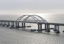 Video Detik Detik Ledakan Bom Diduga dari Truk Terjadi di Jembatan Crimea Bom Jembatan Crimea hubungkan dengan daratan Rusia