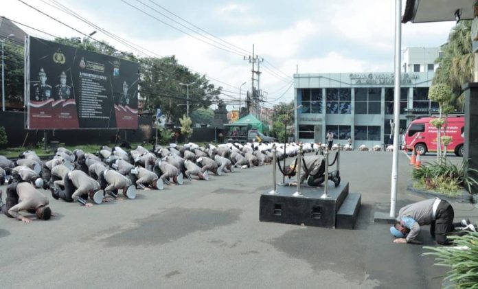 Kapolres Malang dan Jajaran Sujud Massal Minta Maaf atas Tregedi Kanjuruhan