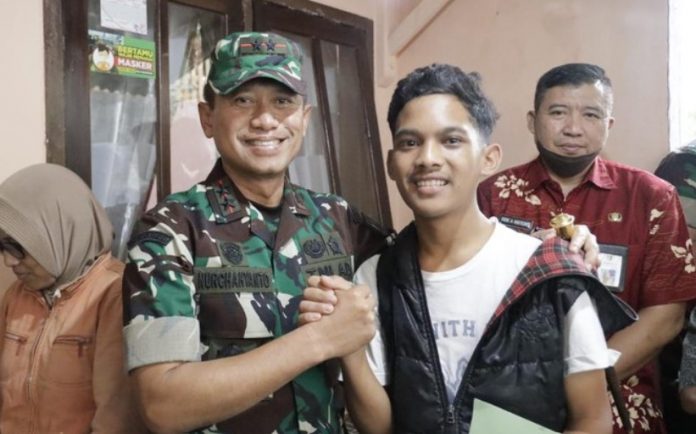 Pangdam V Brawijaya Mayjend TNI Nurchahyanto dan Aremania