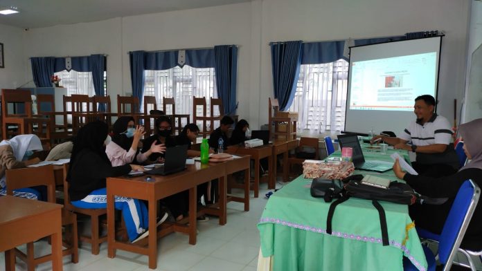Pelatihan Jurnalistik SMAN 20 Batam Pelatihan Jurnalistik SMAN 20 Batam