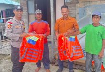 Cuaca Buruk, Bhabinkamtibmas Siantan Tengah Beri Imbauan Keselamatan dan Bantuan Life Jacket Pemberian life jacket untuk nelayah