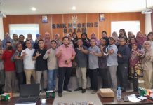 40 Guru SMKN 5 Batam Ikuti Pelatihan Jurnalistik Dasar dan Tips Menulis yang Enak Dibaca 40 Guru SMKN 5 Batam Ikuti Pelatihan Jurnalistik Dasar dan Tips