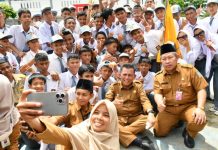 Ansar Cerita Pernah Jualan Sayur dan Jadi Kuli Bangunan ke Siswa SMKN 7 Batam Ansar Cerita Pernah Jualan Sayur dan Jadi Kuli Bangunan ke Siswa SMKN 7 Batam