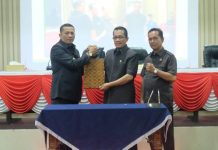 Bupati Meranti Muhammad Adil Tandatangani KUA PPAS 2023 di Paripurna DPRD Bupati Meranti Muhammad Adil Tandatangani KUA PPAS 2023 di Paripurna DPRD