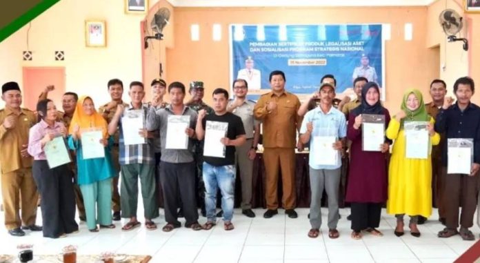 Bupati dan BPN Anambas Bagikan 43 Sertifikat Produk Legalisasi Aset Bupati dan BPN Anambas Bagikan 43 Sertifikat Produk Legalisasi Aset