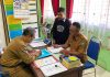 Kepala Dukcapil Serahkan KTP-el Kepada Siswa Siswi SMA N 1 Tebing Tiggi Barat