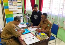 Kepala Dukcapil Serahkan KTP-el Kepada Siswa Siswi SMA N 1 Tebing Tiggi Barat