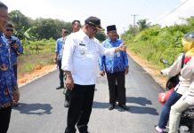 Pembangunan Gencar, Perekonomian Lancar, 200 Kilometer Serap APBD Pada 12 Kecamatan Bupati Karimun Aunur Rafiq tinjau akses jalan di pulau Kundur