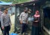 AKBP Syafrudin Semidang Bagikan Paket Sembako ke Masyarakat Desa Pesisir Timur